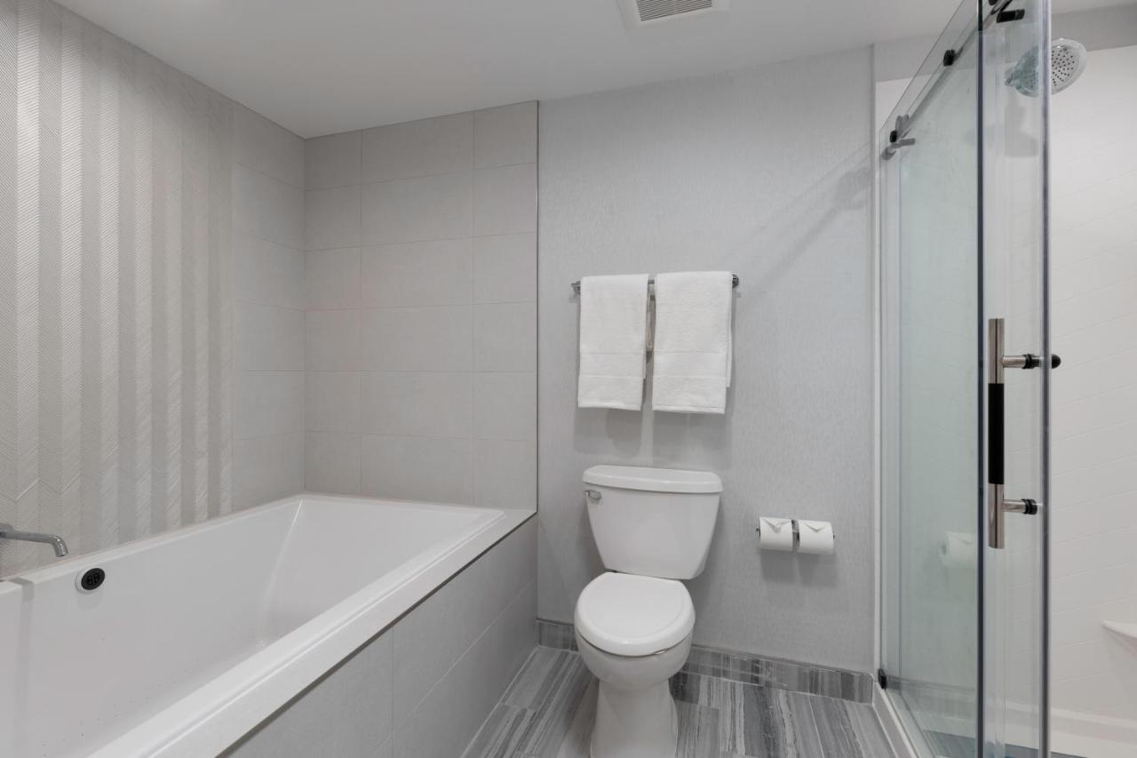 Voco Niagara Falls - The Cadence By Ihg Exterior foto A bathroom with a shower door