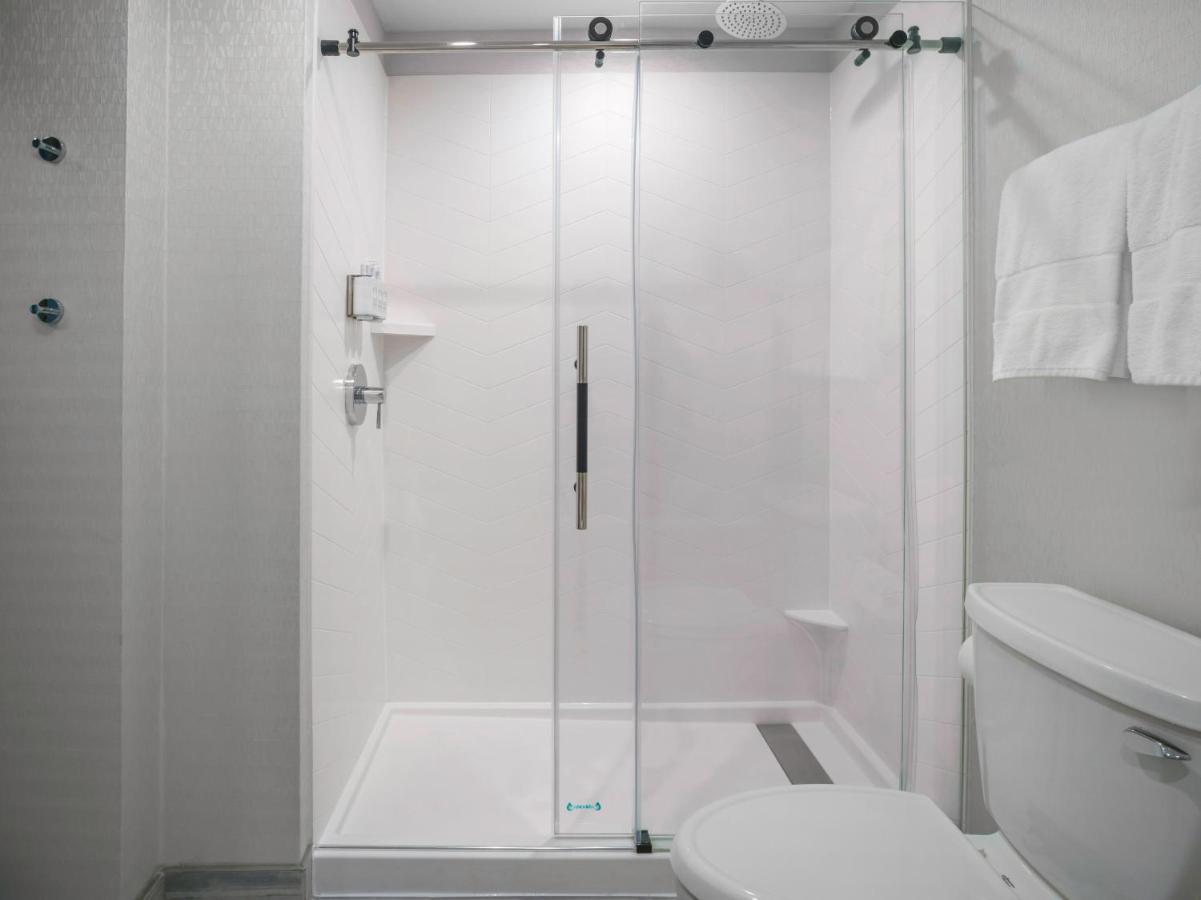 Voco Niagara Falls - The Cadence By Ihg Exterior foto A shower stall