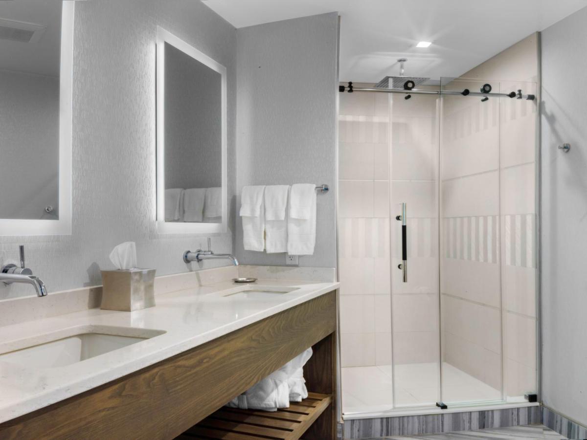 Voco Niagara Falls - The Cadence By Ihg Exterior foto A shower door