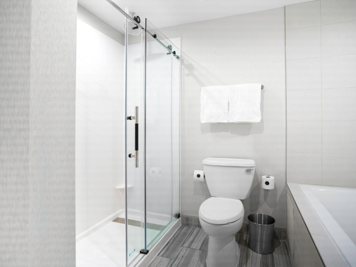 Voco Niagara Falls - The Cadence By Ihg Exterior foto A sliding shower door