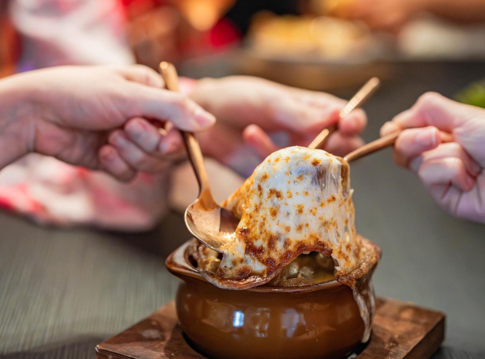 Voco Niagara Falls - The Cadence By Ihg Exterior foto French onion soup