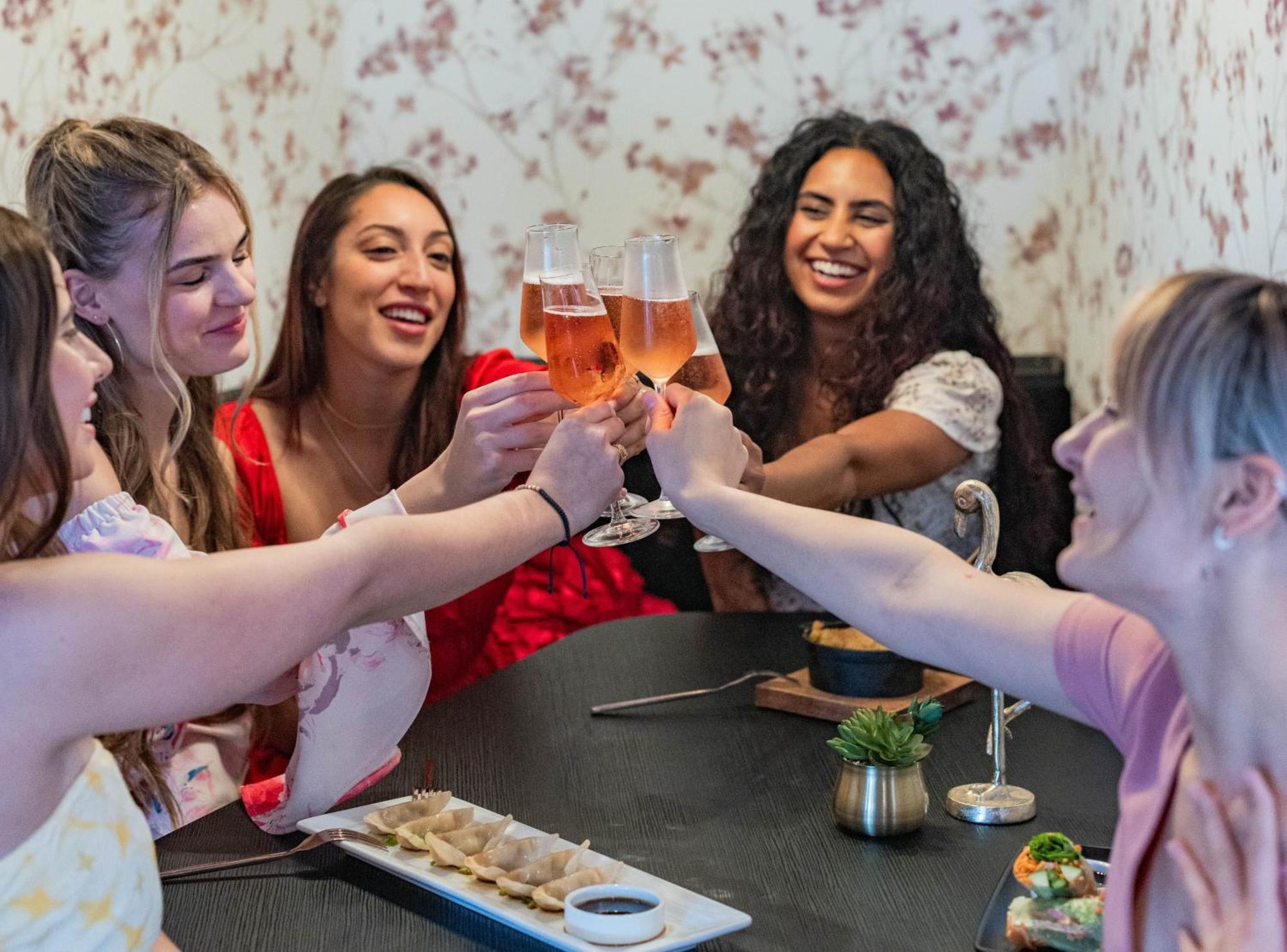 Voco Niagara Falls - The Cadence By Ihg Exterior foto Women drinking wine