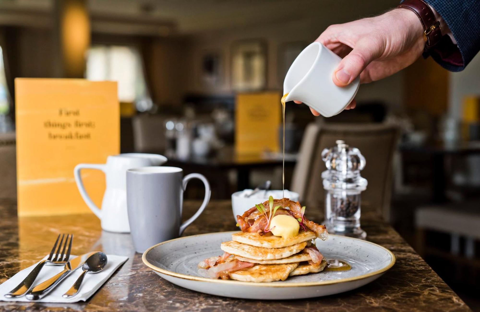 Voco Niagara Falls - The Cadence By Ihg Exterior foto Maple syrup being poured over a stack of pancakes